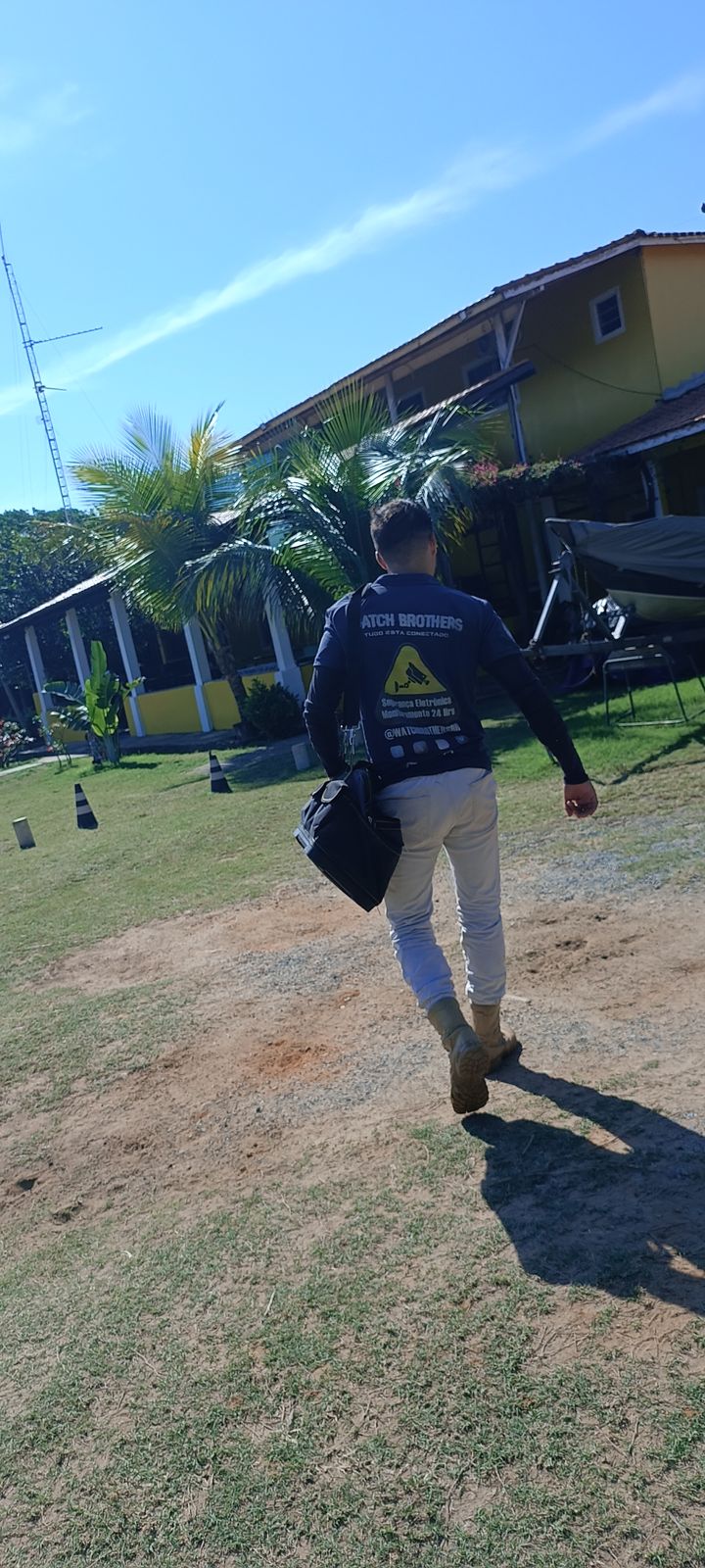 Técnico da Watch Brothers a caminho de um atendimento, com a bolsa de ferramentas