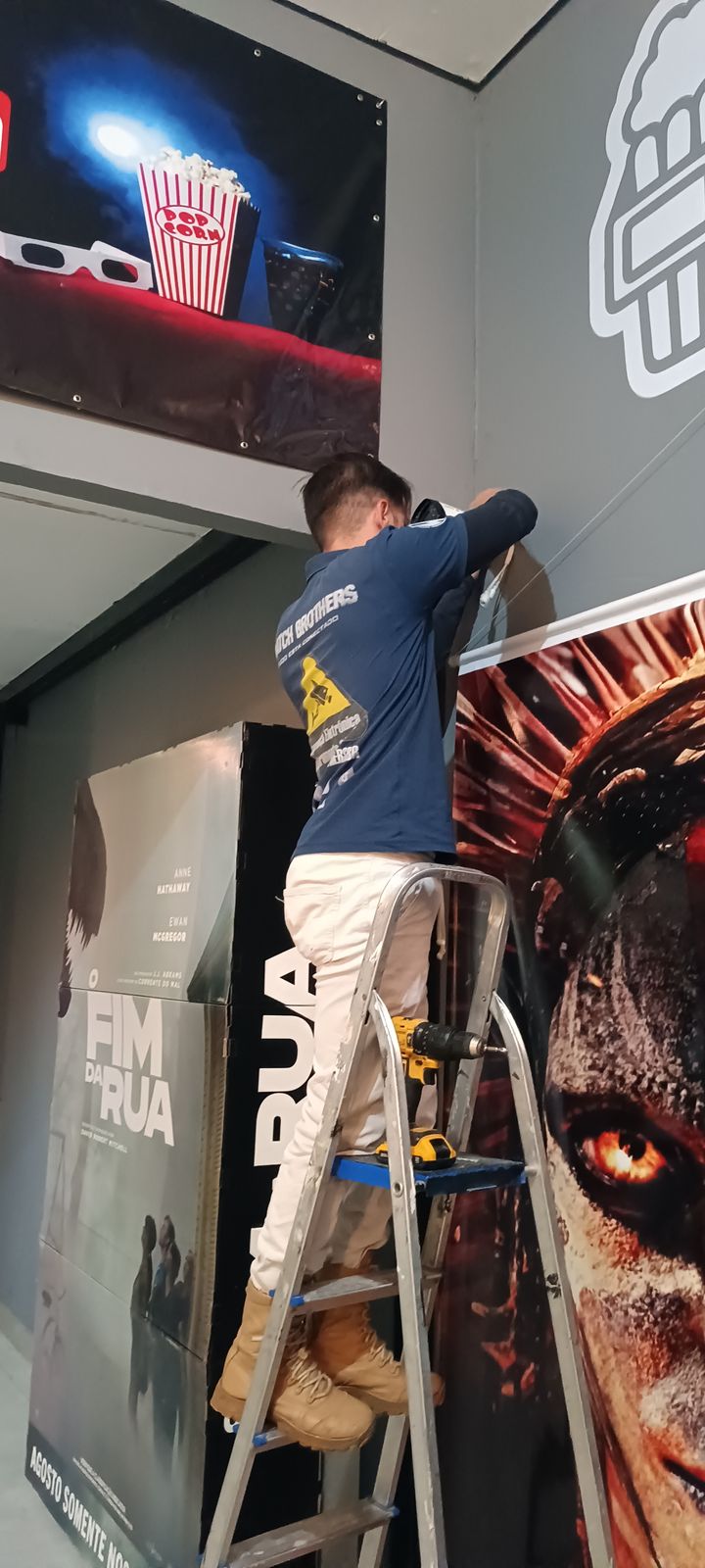 Técnico da Watch Brothers realizando instalação em estabelecimento comercial