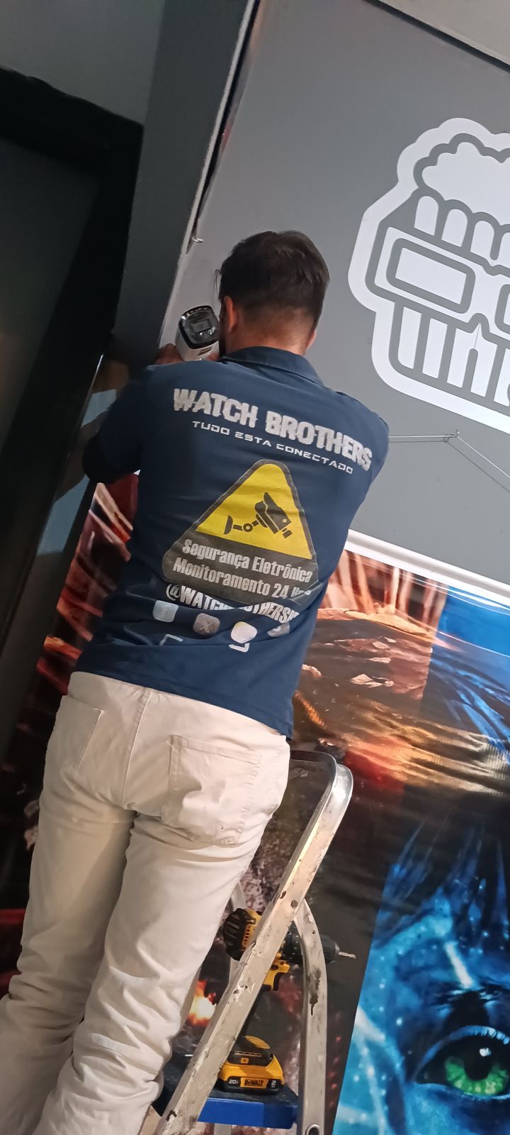 Técnico da Watch Brothers realizando instalação em estabelecimento comercial