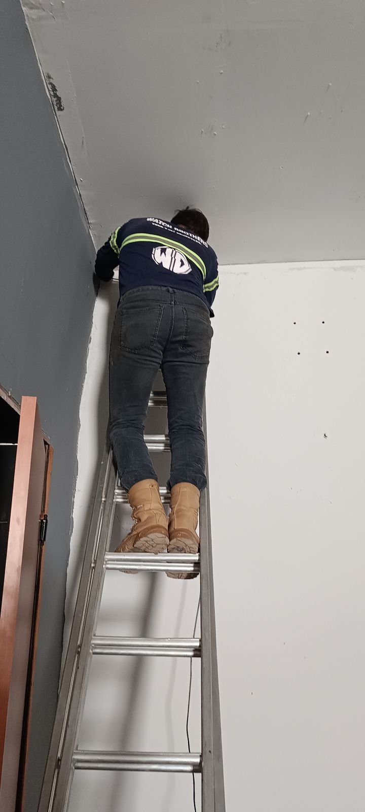 Técnico da Watch Brothers em escada alta durante instalação